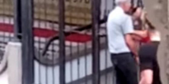 Graban a pareja de ancianos teniendo sexo en la calle [VIDEO]