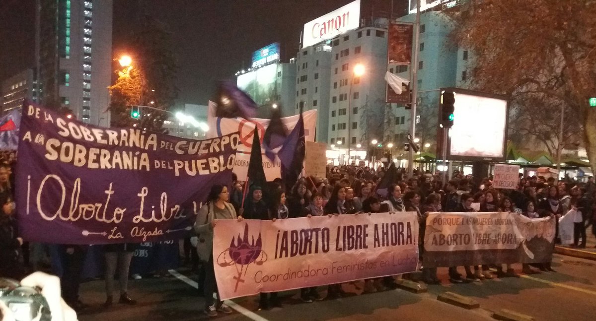Marcha por aborto libre convoca a más de 5 mil personas en Santiago