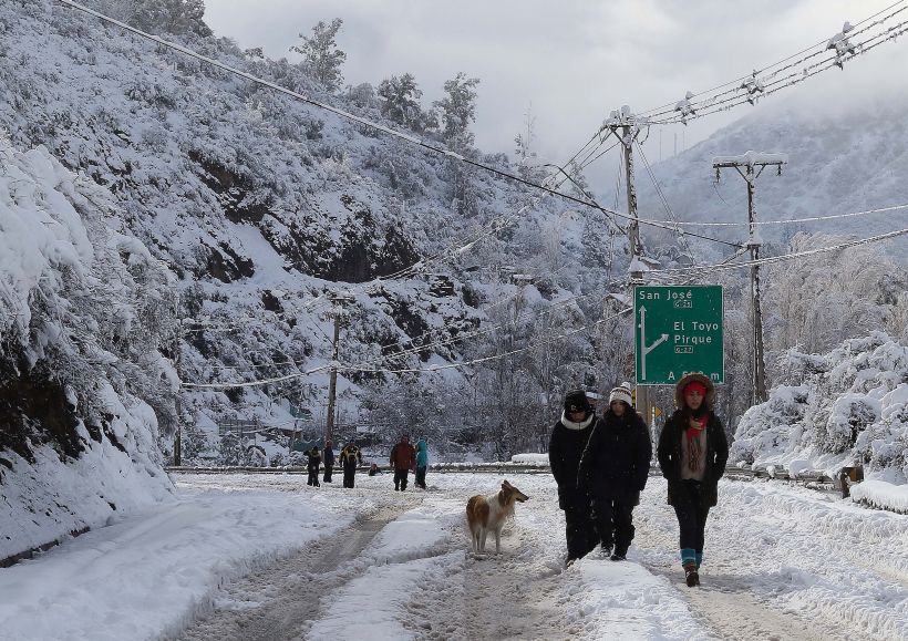 Santiago: Rutas al Cajón del Maipo permanecen cerradas por la nevazón