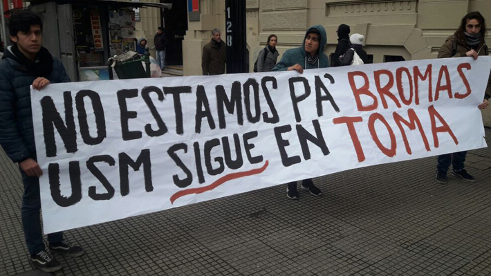 Toma en la U. Santa María: Estudiantes movilizados arman barricadas en Valparaíso y Quilpué