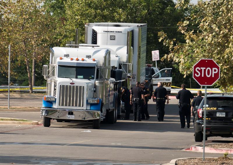 Muerte de 8 migrantes en un camión desata indignación contra traficantes de personas en Texas