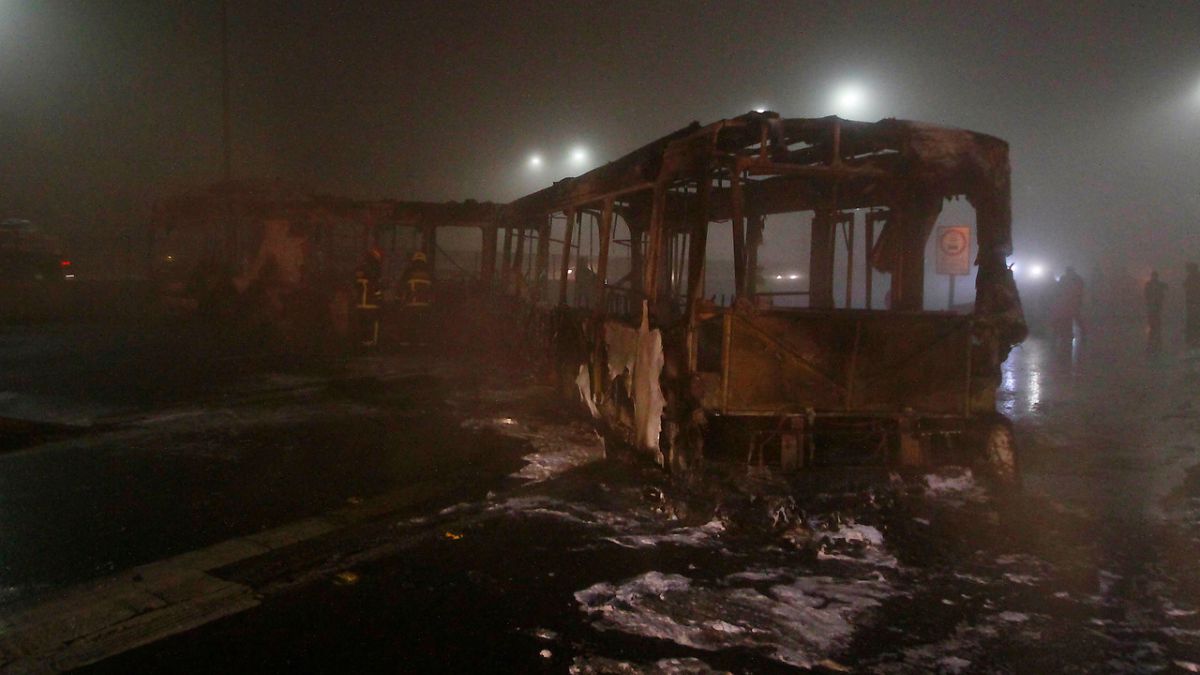 Roban y queman bus del Transantiago en General Velásquez causando gran congestión