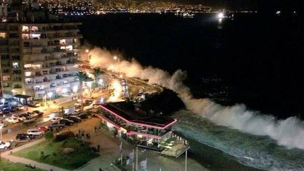 Calles, playas y paseos costeros quedan cerrados al tránsito peatonal por marejadas en Valparaíso y Viña del Mar