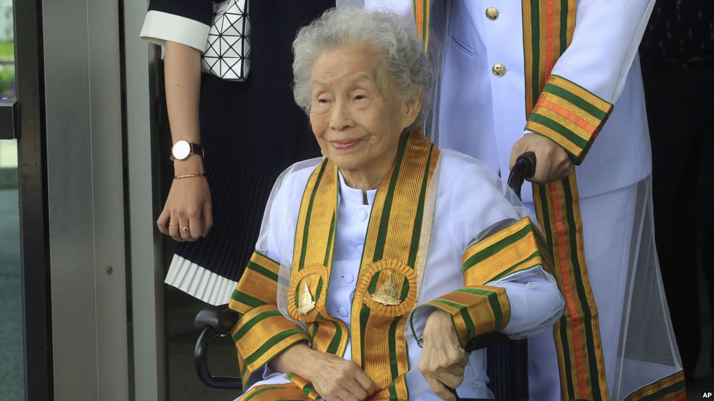 Una tailandesa consigue el título universitario a los 91 años