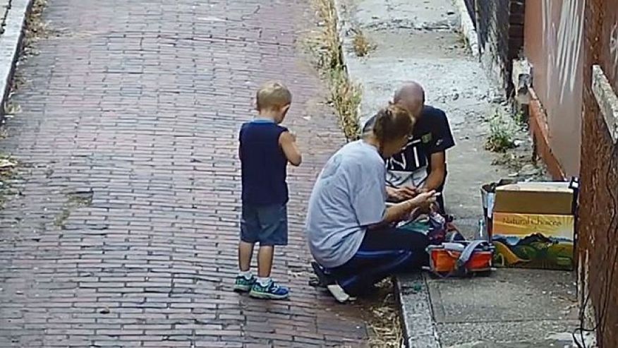 Video muestra a madre inyectándose heroína frente a su bebe