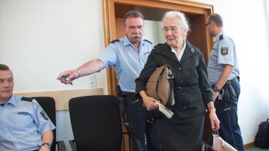 Dos años de cárcel para la «abuela nazi” por negar existencia del Holocausto