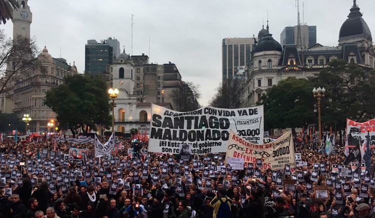 Argentina: masivas marchas contra la violencia institucional reclaman la aparición de Santiago Maldonado