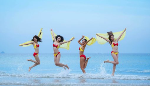 Azafatas en bikini, volar al desnudo, masajes y conciertos: así operan las aerolíneas más alucinantes del mundo