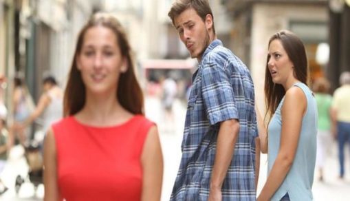 La historia tras el meme del novio ‘mirón’
