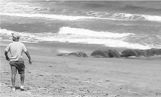Ductos de agua servida quedaron expuestos en playa de Iquique