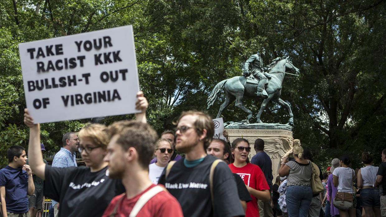 Donald Trump condena «odio» y «violencia» en marcha supremacista blanca de Virginia