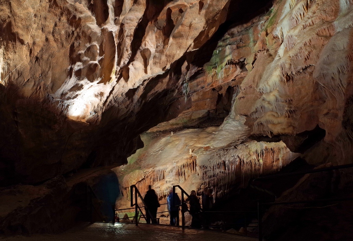 Huesos grabados hallados en cueva de Inglaterra son evidencia de rituales caníbales entre los primeros humanos