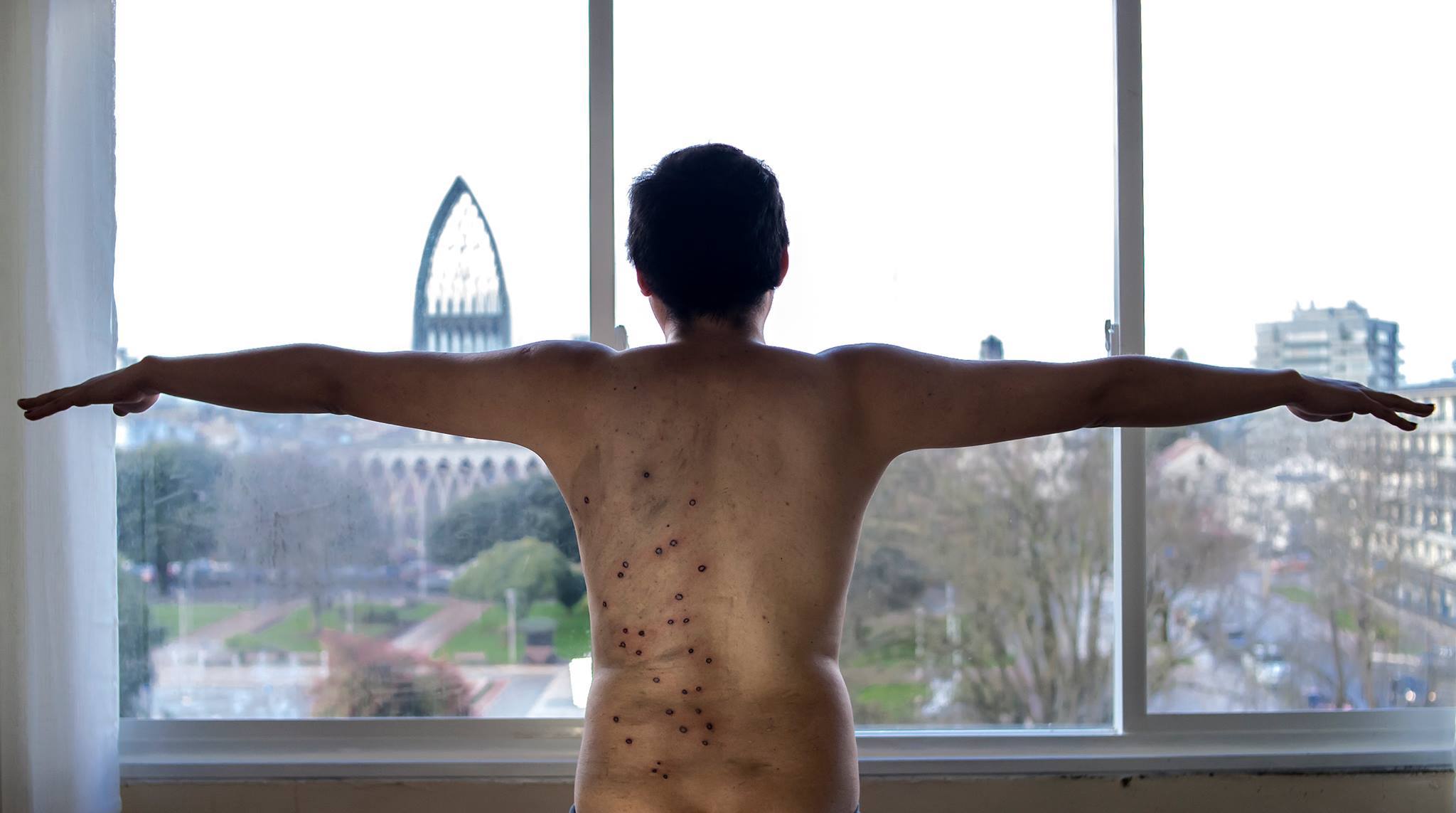 Artista mapuche se tatuó heridas de perdigones en su cuerpo