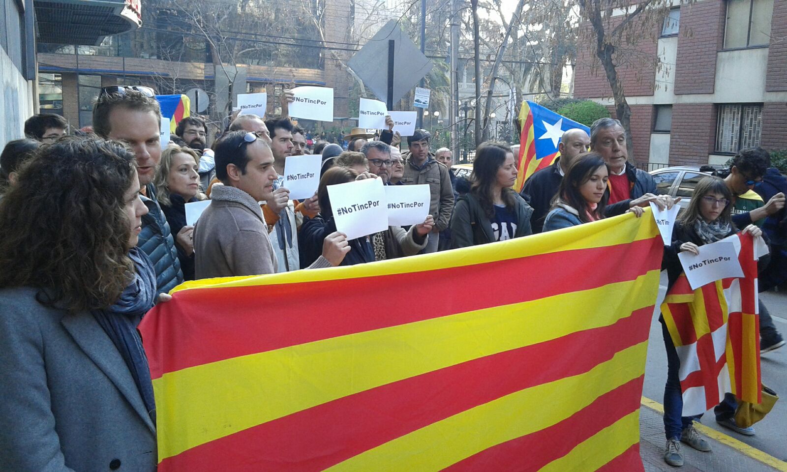 Catalanes en Santiago hacen minuto de silencio y dicen #NoTincPor ante los ataques del Daesh en Barcelona