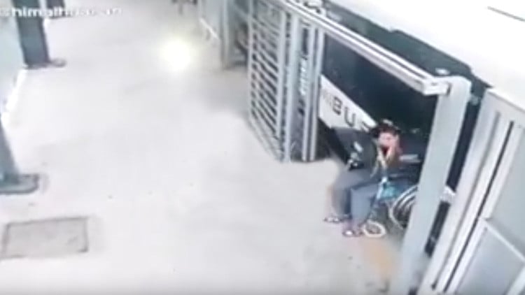 "¡Milagro!": Mujer en silla de ruedas casi es arrollada por un bus, y ...