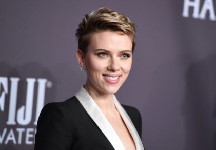 Scarlett Johansson aparece con nuevo tatuaje en la espalda y sorprende a sus fans