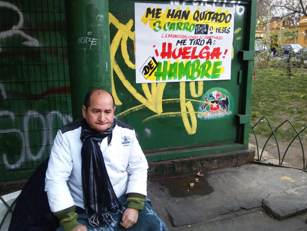 Popular vendedor de sopaipillas inicia huelga de hambre: Municipio le ha quitado 3 carros en dos meses