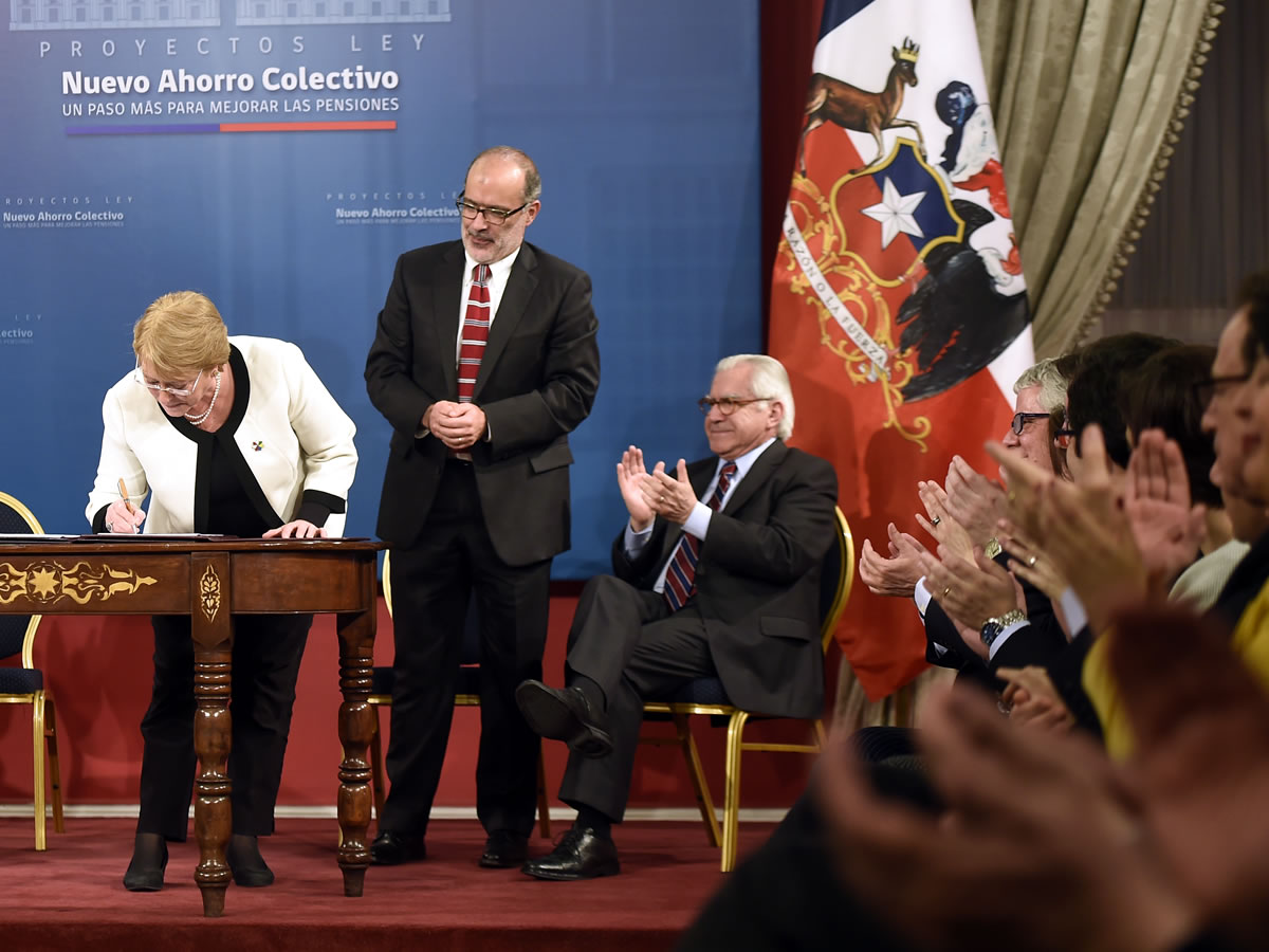 Bachelet firmó los proyectos de ley para «modificar» el sistema de pensiones