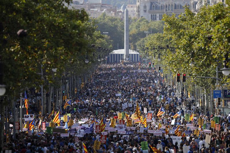 España: Miles de personas se manifiestan en Barcelona contra el terrorismo