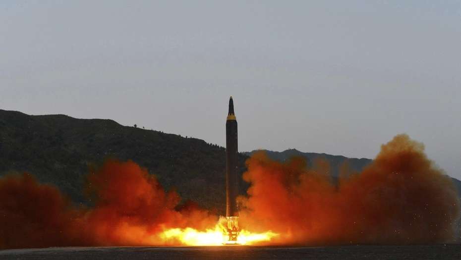 Corea del Norte lanza misil por encima de territorio de Japón y cae al Pacífico