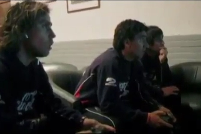 ¡Bombazo! Video de Mago Valdivia celebrando un golazo a David Pizarro en Playstation calienta el clásico