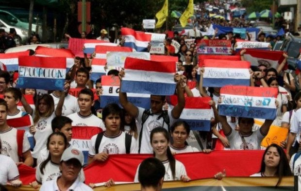 Paraguay: multitudinaria marcha estudiantil para exigir mejoras