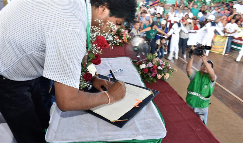 Bolivia: Evo Morales firma ley para construir una carretera en parque nacional Tipnis