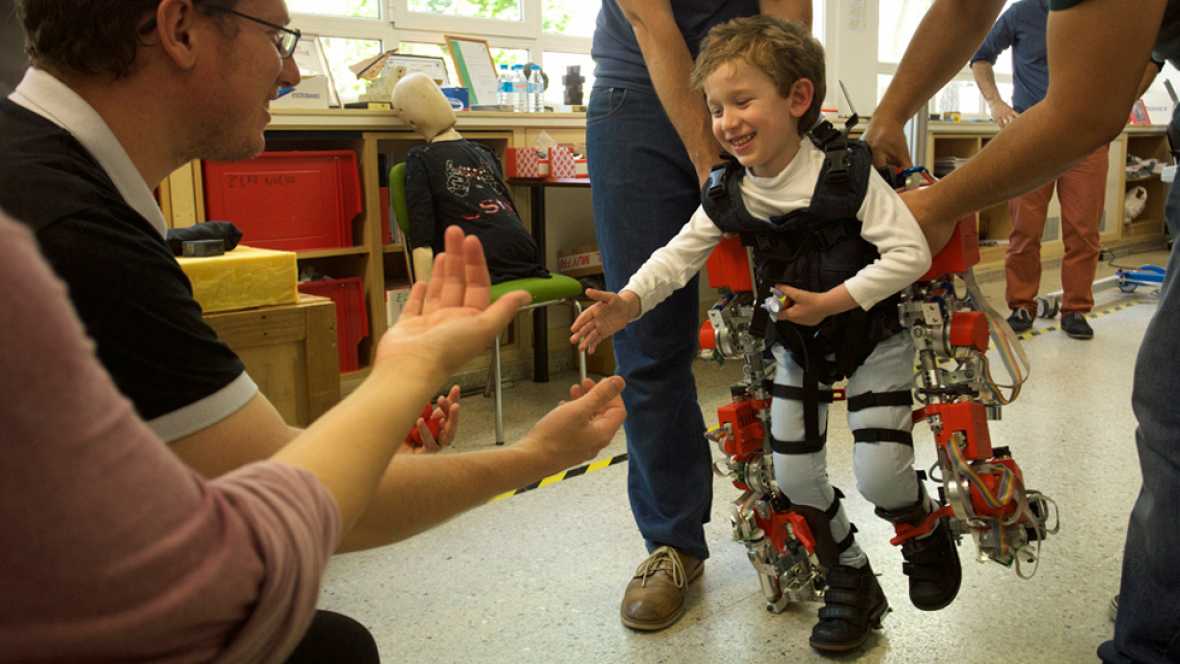 Científica española desarrolla el primer exoesqueleto para niños