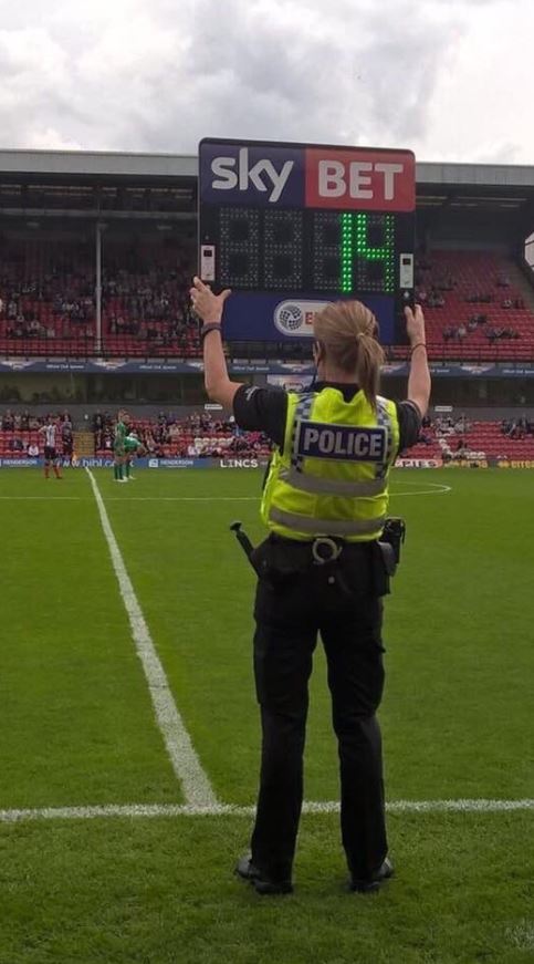 Insólito: Una policía reemplaza al cuarto árbitro en partido de pretemporada inglés
