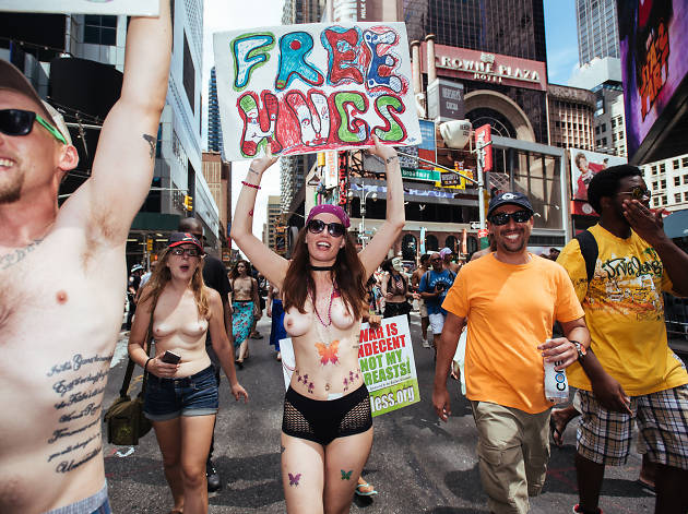 Nueva York celebra 10 años de marchas por la igualdad de género de la Go Topless Day Parade