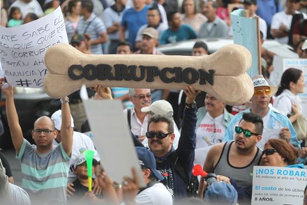 Solicitan desafuero del presidente de Guatemala por acusación de posible corrupción