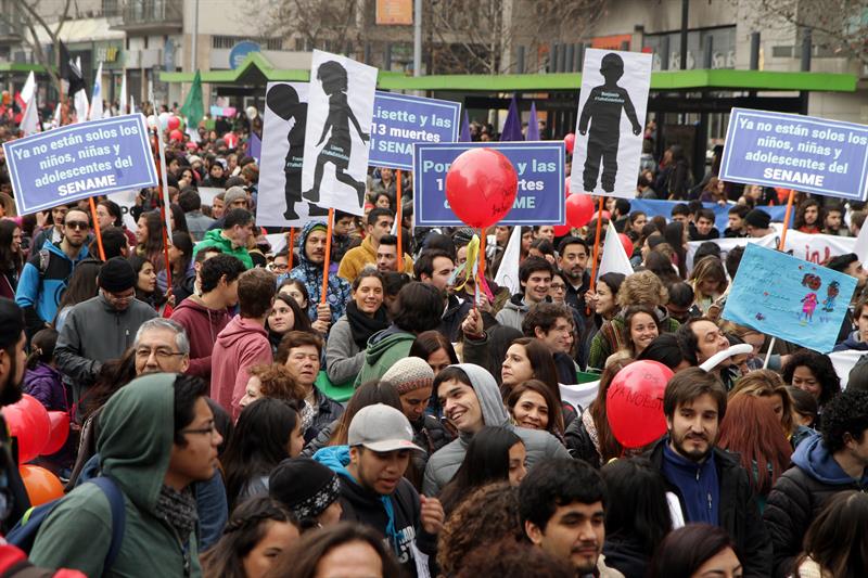 Miles de personas marcharon en todo Chile contra los abusos en el Sename