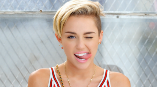 Miley Cyrus responde desnuda a hackers que filtraron sus fotos íntimas