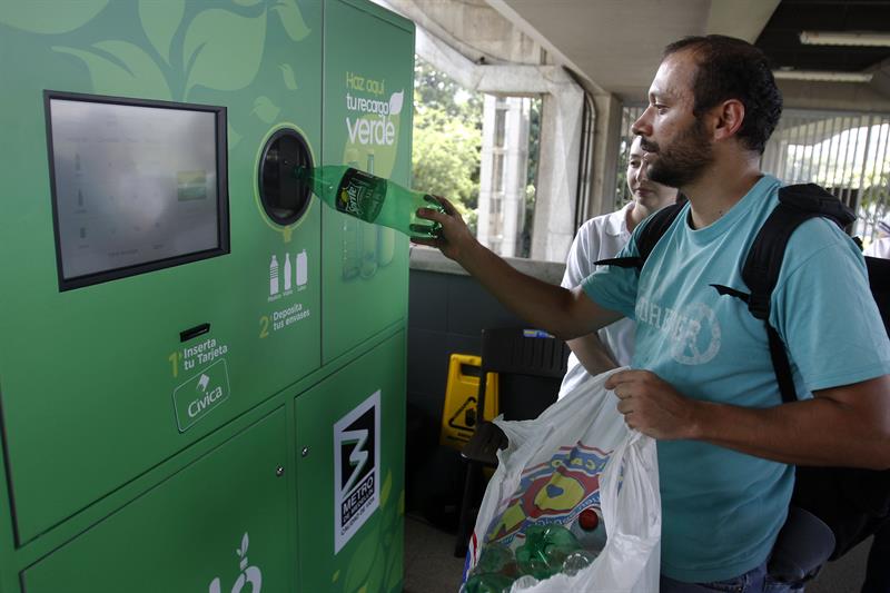 Colombia: Metro de Medellín estrena máquina que cambia botellas recicladas por boletos de viajes