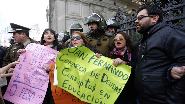 Profesores de San Fernando marchan a Santiago en protesta por no pago de sueldos o malas condiciones laborales