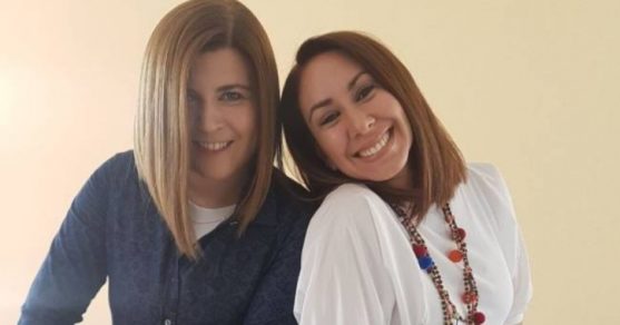 Scarleth Cárdenas y su pareja se realizan tatuajes juntas
