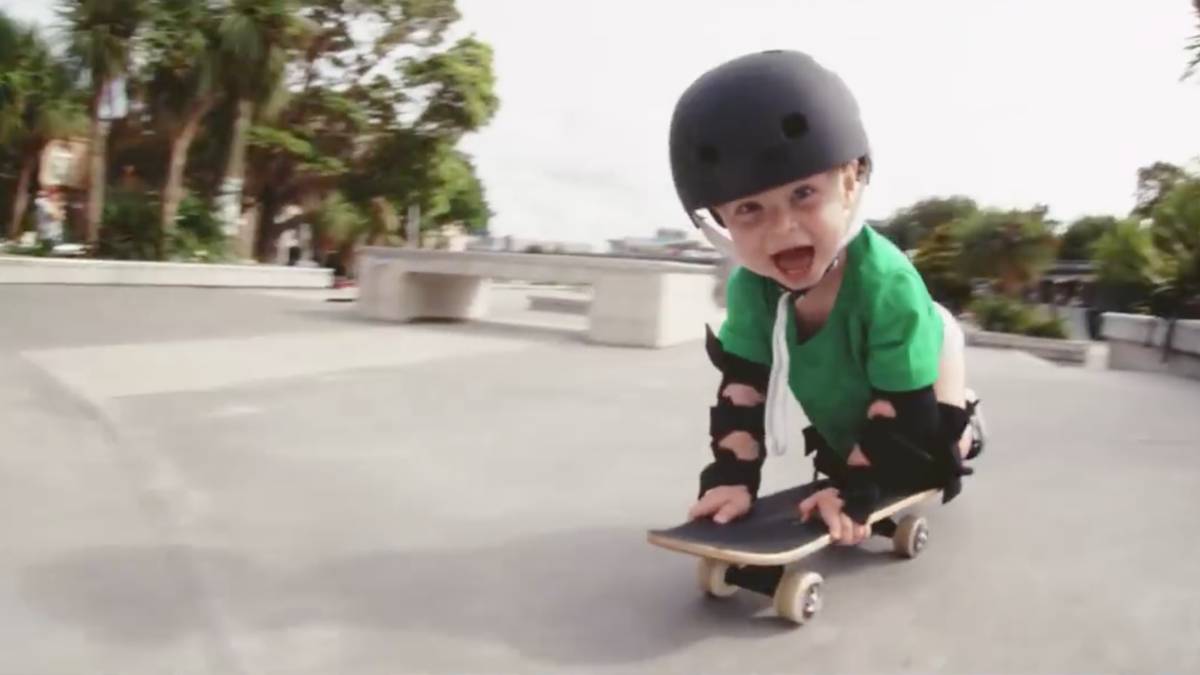 Increíble: una marca de pañales le convierte en el skater más joven con sponsor