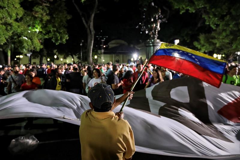 La Moneda admite diferencias con el Partido Comunista frente a situación en Venezuela