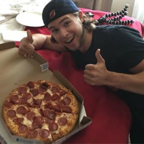 Hizo el reto ‘Pizzapocalípsis’: solo comió pizza durante 1 año y ahora tiene un cuerpo musculoso