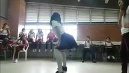 (Video) Colegialas realizan bailes subidos de tono delante del profesor y generan un abierto rechazo viral