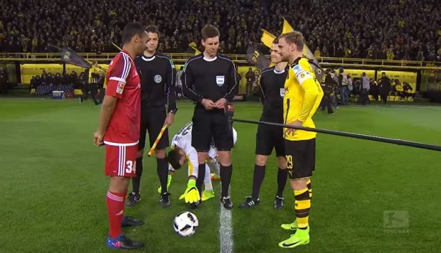 VIDEO: El insólito ‘ritual’ del portero del Dortmund