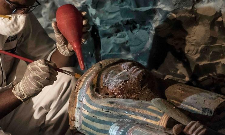 Descubren antiguos tesoros egipcios en una tumba cercana al Valle de los Reyes
