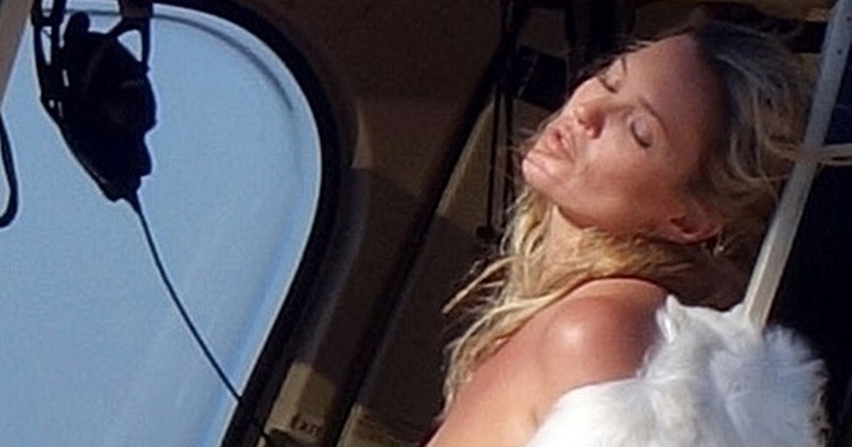 Kate Moss cautiva a todos con original topless sobre helicóptero a sus 43 años