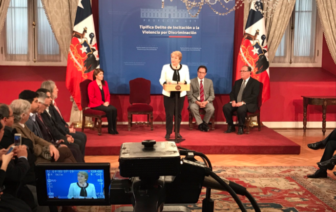 Bachelet firma proyecto de ley que tipifica delito de incitación a la violencia