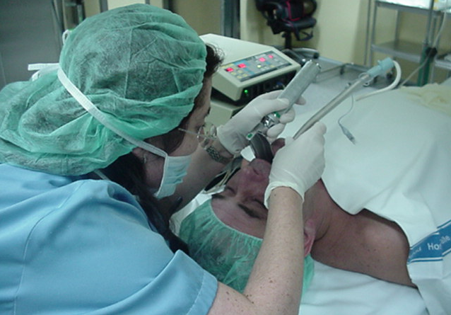 Condenan a anestesista por error en intubación que hizo perder dos dientes a paciente