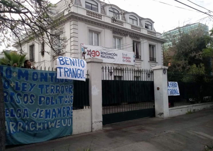 Ocupan sede de RN en apoyo a comuneros mapuche en huelga de hambre