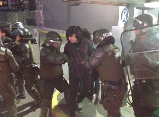 Carabineros detuvo a dos reporteros de Resumen en marcha por presos políticos mapuche en huelga de hambre