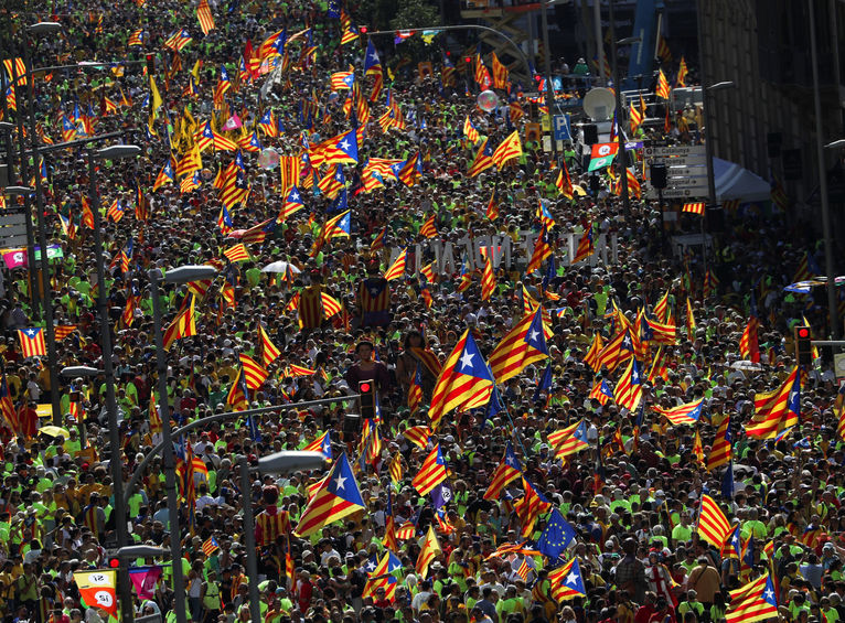 Miles de personas se suman a la marcha independentista en centro de Barcelona