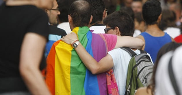 «La violencia homofóbica contra vecinos es muy recurrente»: Víctima presenta querella por golpes y amenazas de muerte