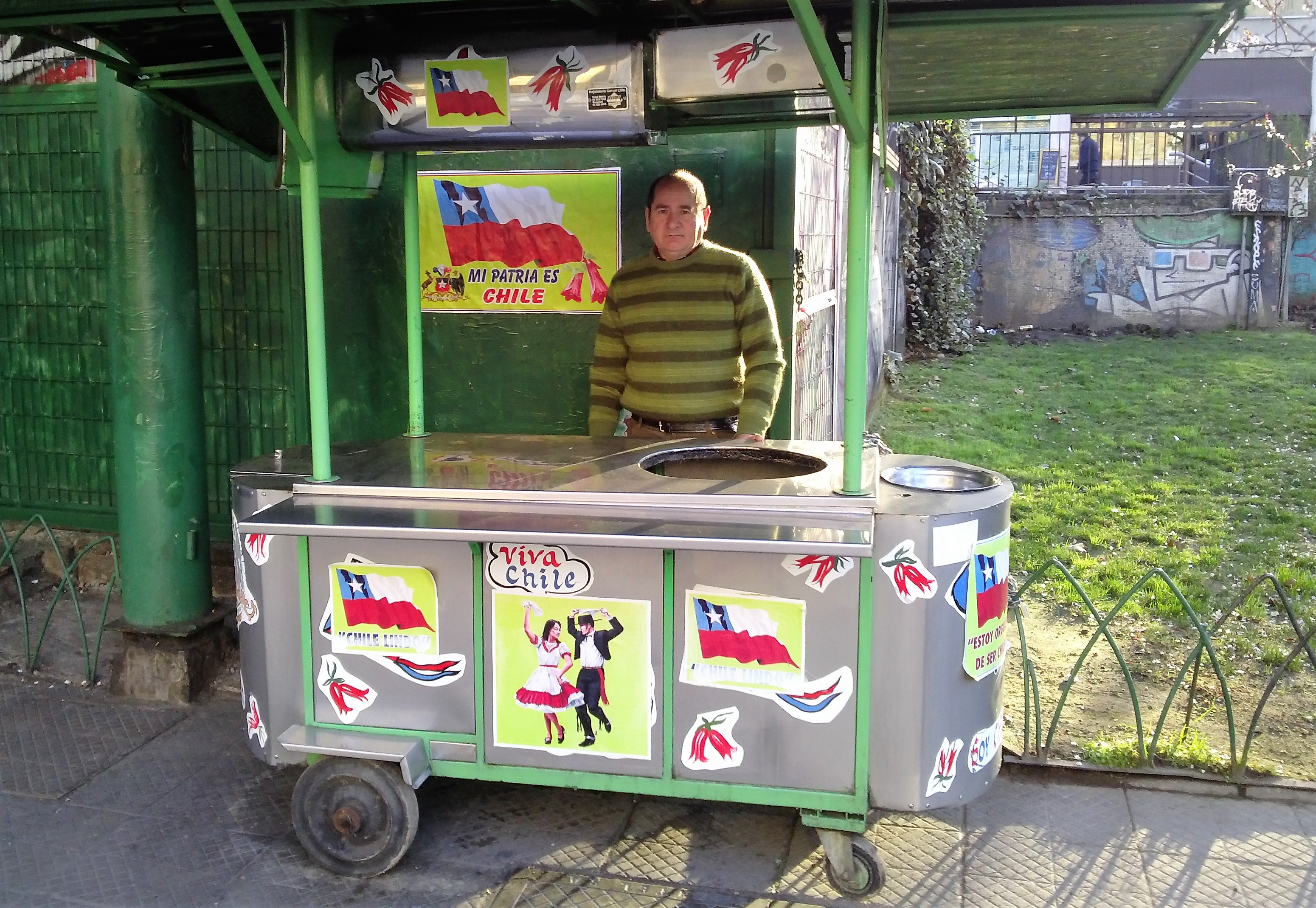 Popular vendedor de sopaipillas recupera uno de sus carros requisados por municipio de Santiago